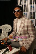 Akshay Kumar on the sets of KBC in Filmcity on 25th Oct 2010 (35).JPG